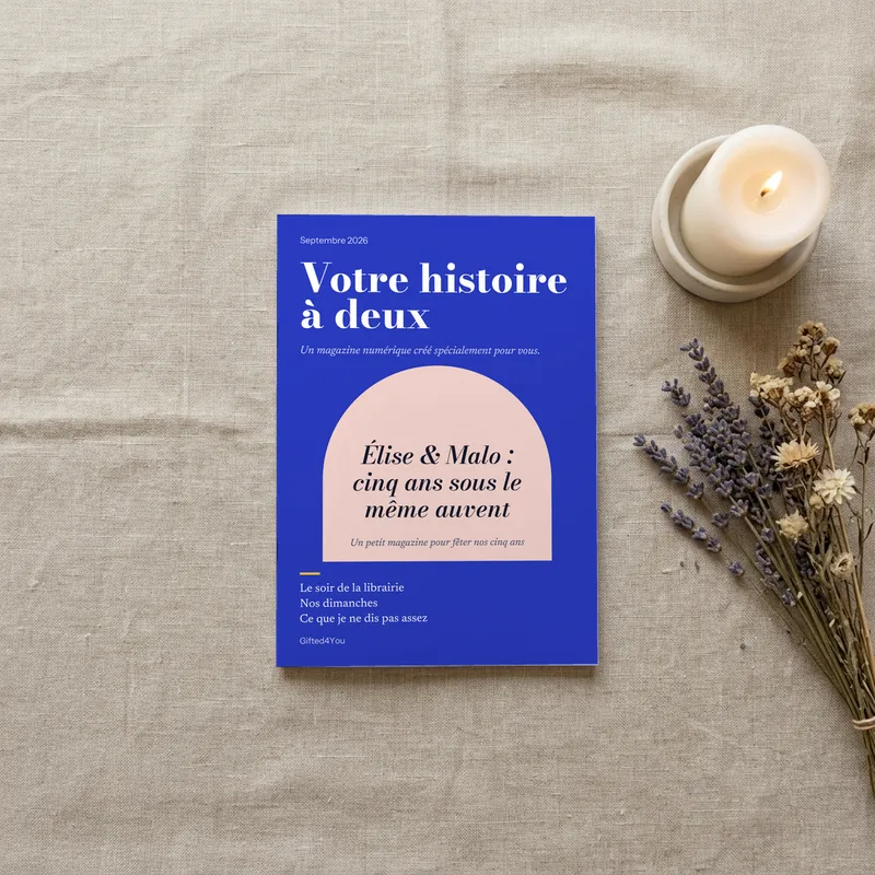 Le magazine imprimé à la maison, au format A5, posé sur une nappe en lin